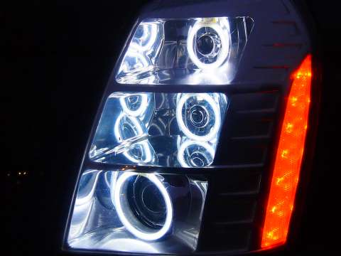  тюнинг фар Cadillac Escalade с установкой ангельских глазок