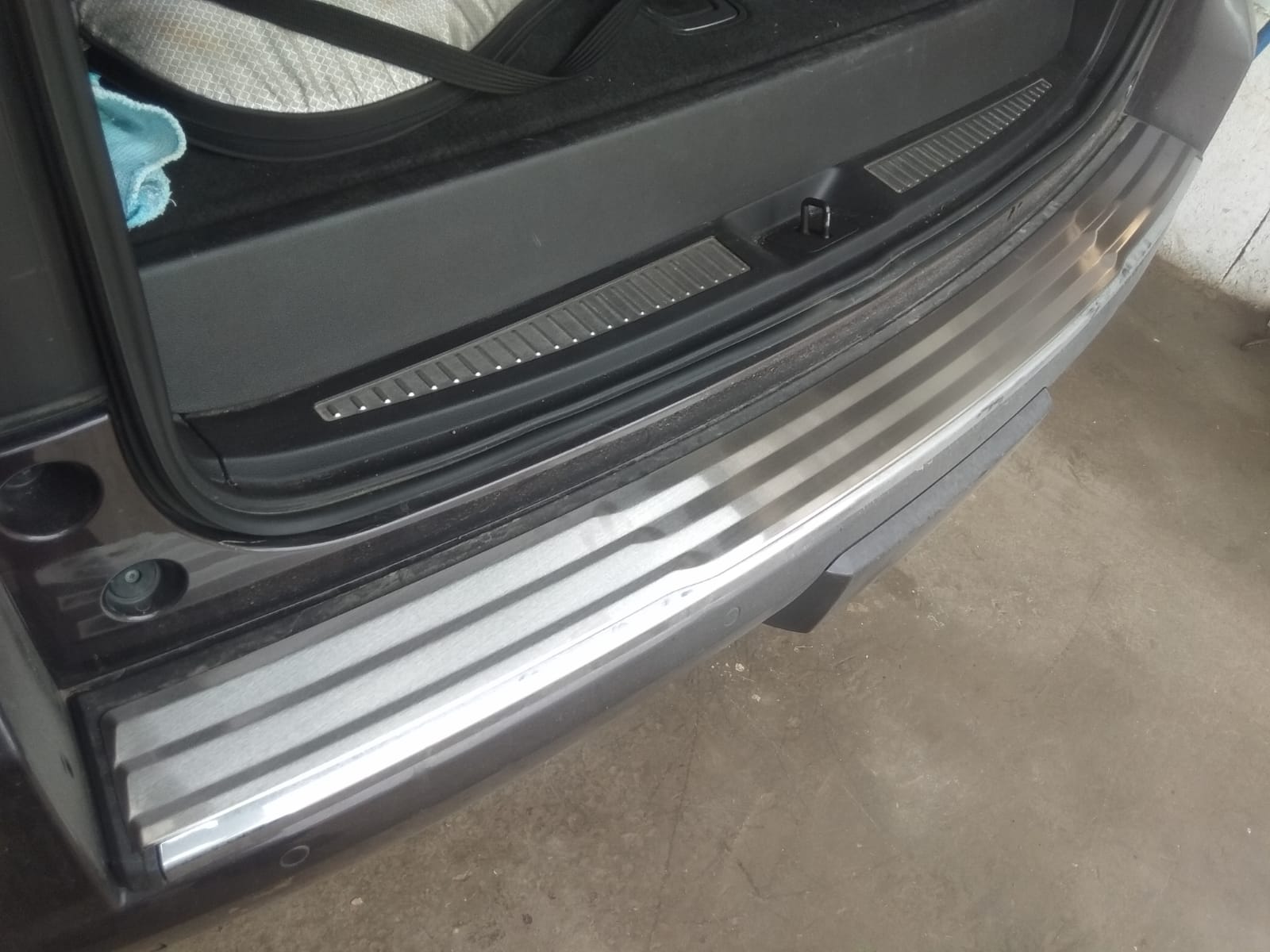 Хромированная накладка на порог 5-ой двери на Chevrolet Tahoe c 2015 по 2020 гг.