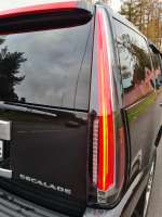 Задние фонари, удлинённые, красные с жёлтым поворотником