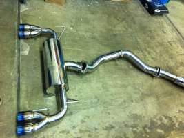 Разведение задней части глушителя на две стороны